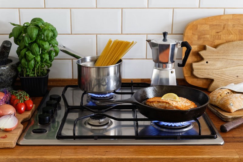 What is the best type of cookware to use on a gas stove