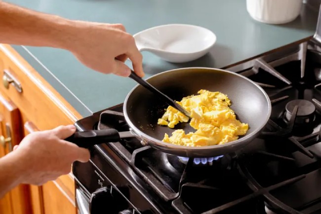 Factors to Consider When Choosing a Pan for Eggs on a Gas Stove